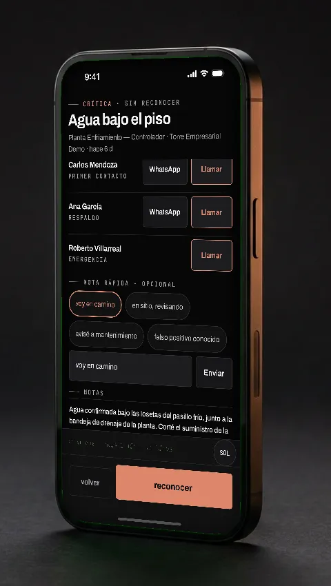 La app Vaultis en un teléfono: alarma con la nota rápida «voy en camino» y el botón reconocer.
